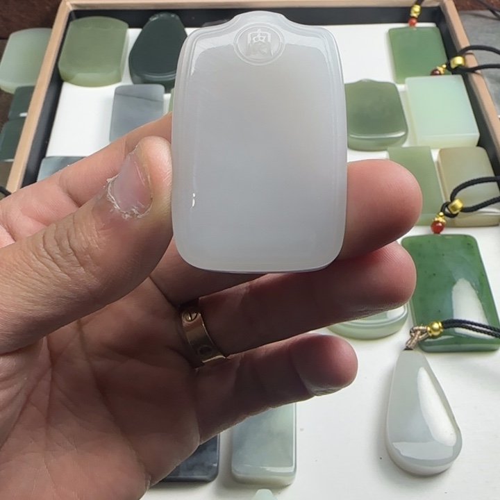 和田玉颈饰未镶嵌坚**己