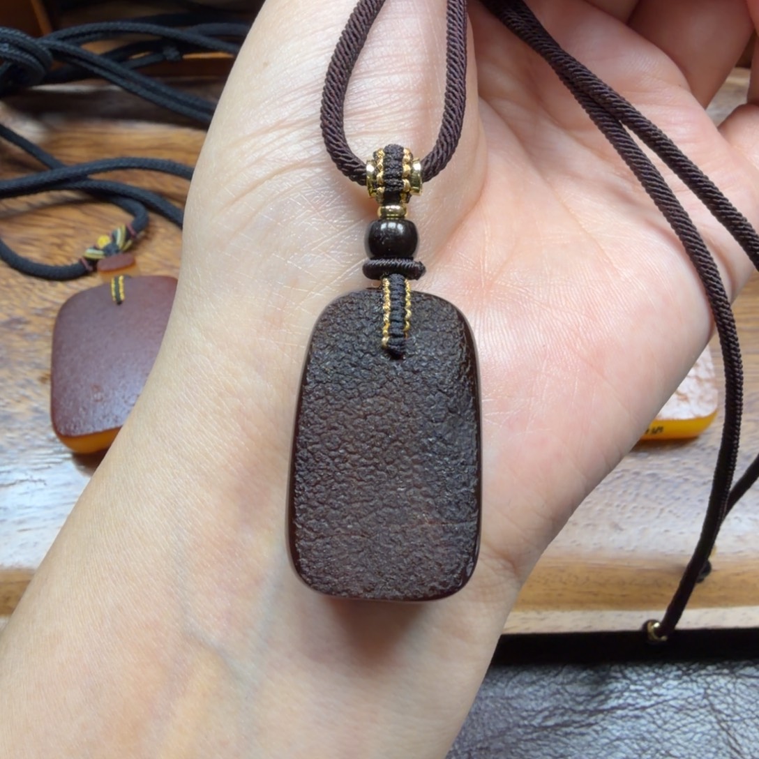 琥珀未镶嵌吊坠(赠链)