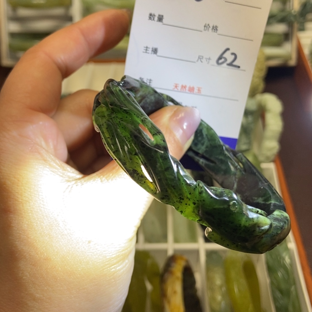 蛇纹石玉手镯未镶嵌