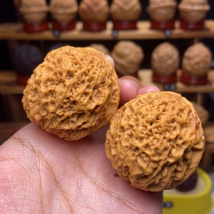 文玩核桃吊坠铁绣球10