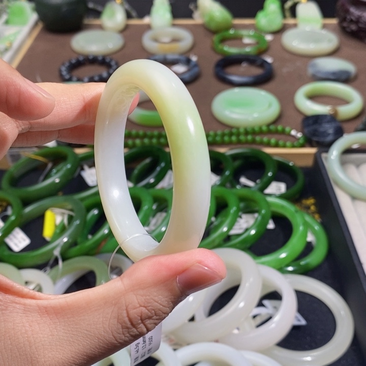 和田玉白玉带翠手镯53.6圈口46.5克未镶嵌