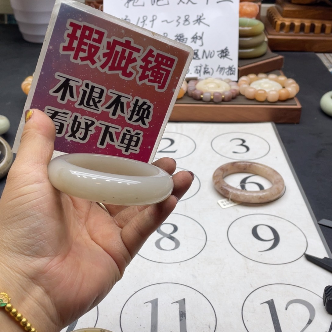 *****石英岩玉未镶嵌手镯