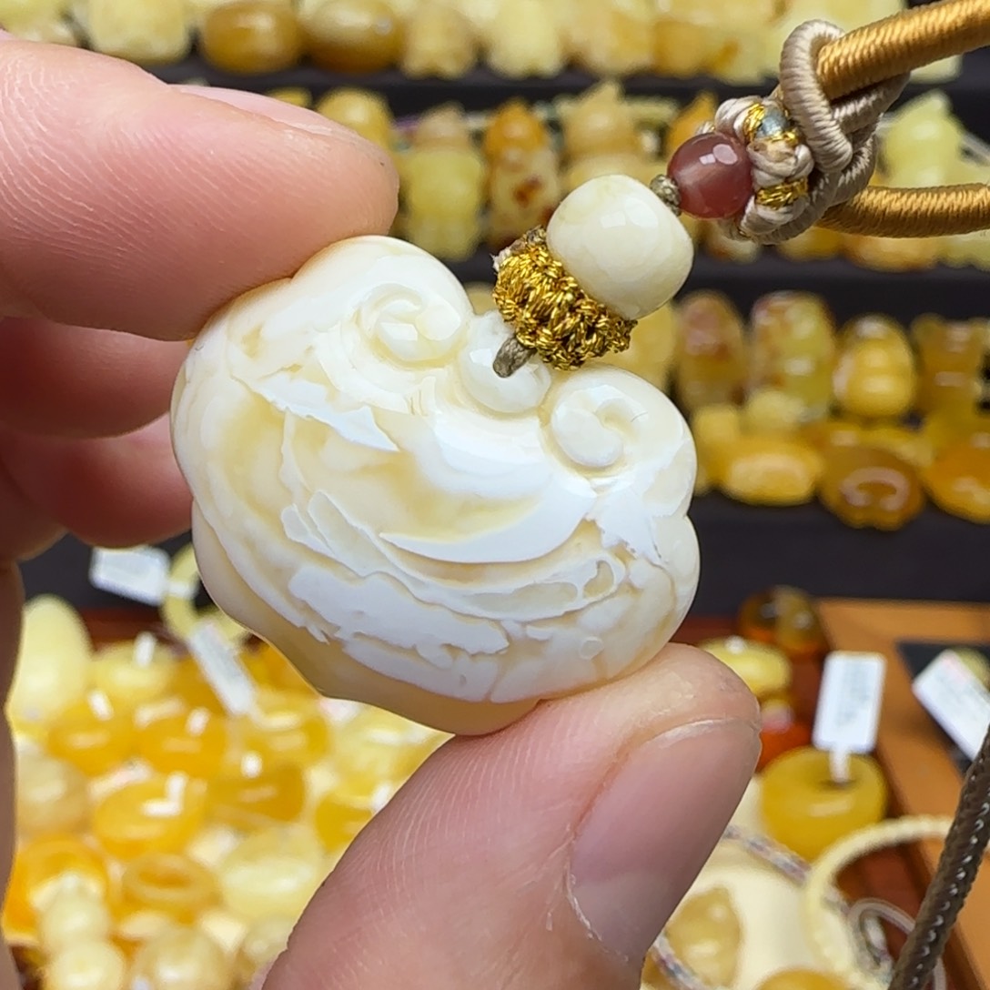 蜜蜡套链未镶嵌天然瓷白妖花蜜蜡如意锁吊坠