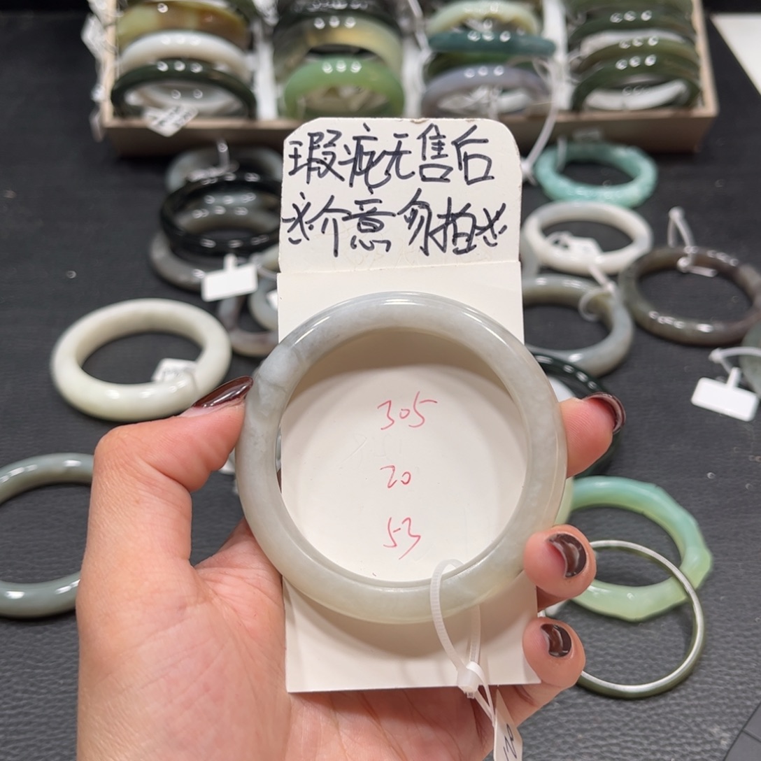 懒***猫和田玉未镶嵌手镯