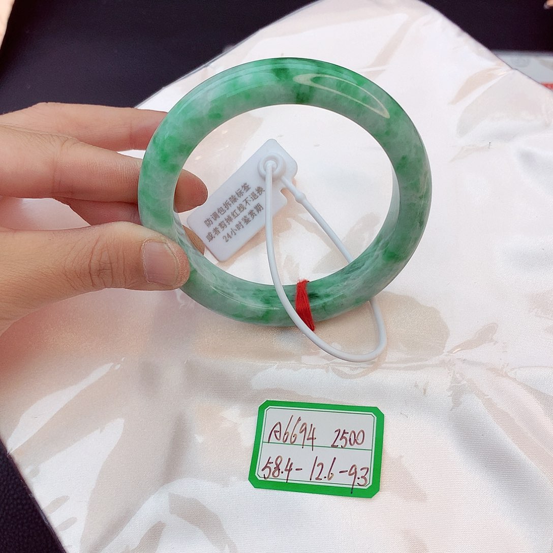 翡翠手镯未镶嵌翡翠