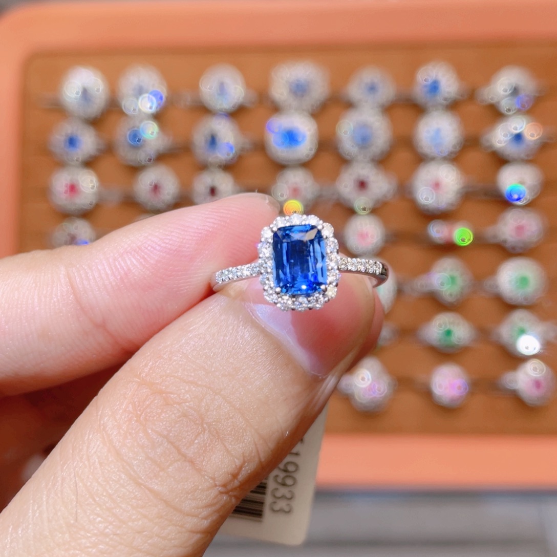 18K金镶嵌蓝宝石戒指1.06ct 皇家蓝
