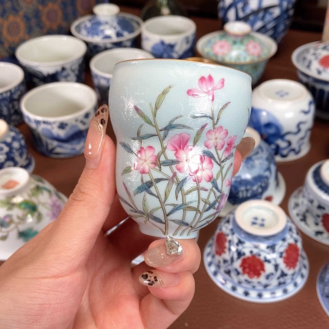 溢珍粉彩波斯菊束口杯