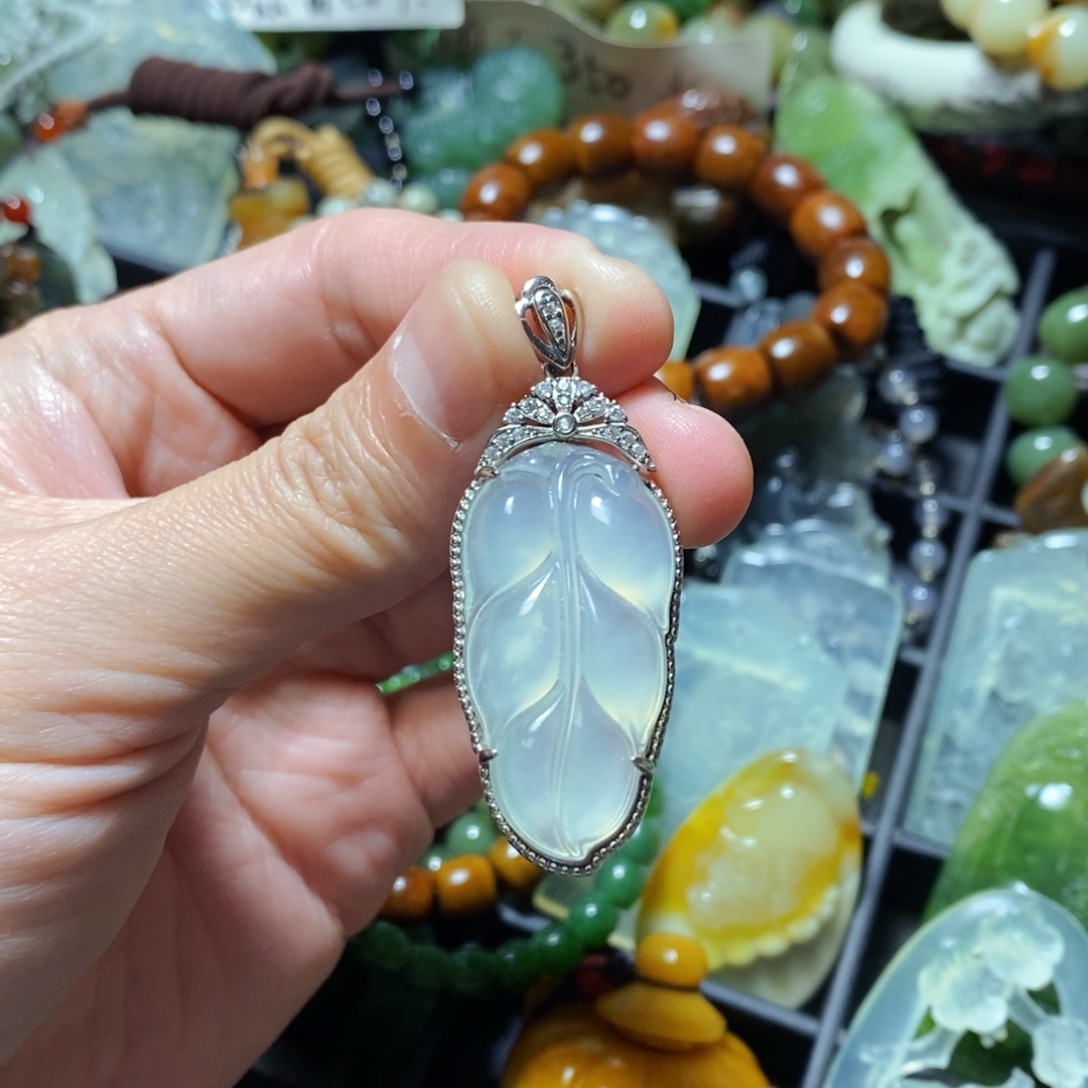 蛇纹石玉未镶嵌颈饰