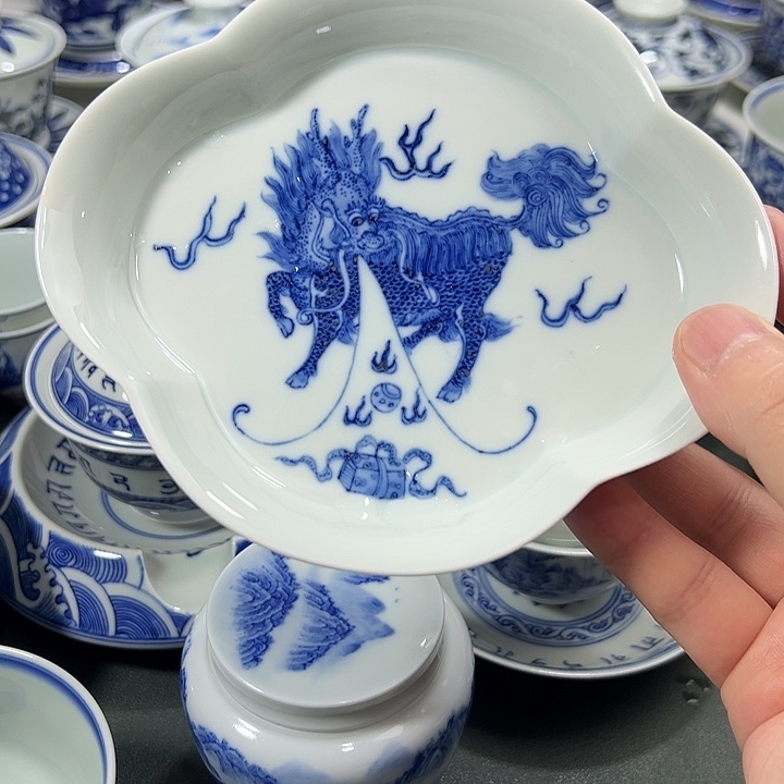 微瑕柴窑清麒麟花口壶承