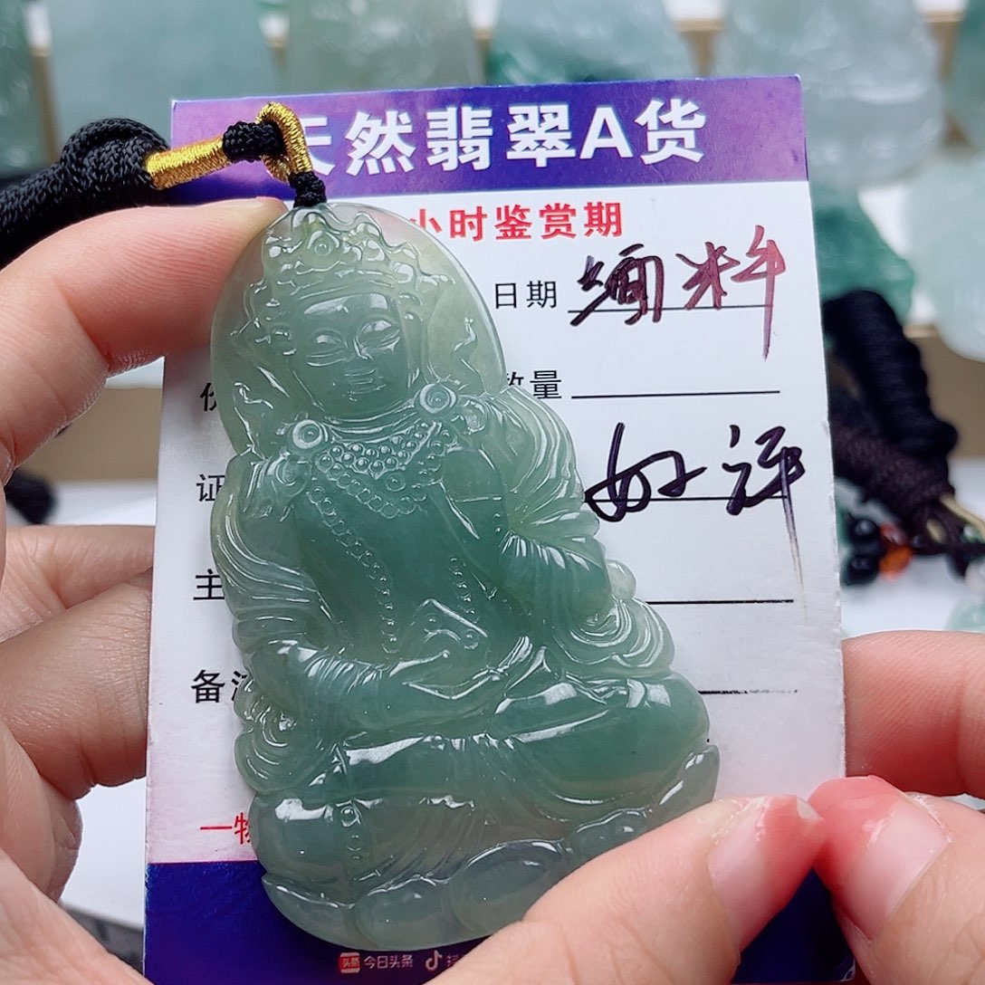 翡翠未镶嵌颈饰      