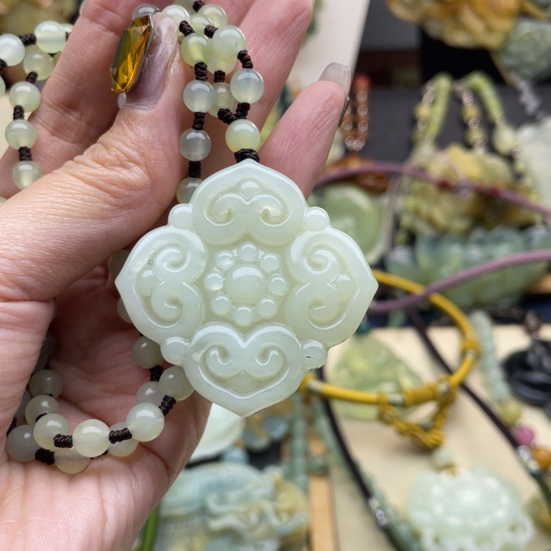 蛇纹石玉颈饰未镶嵌