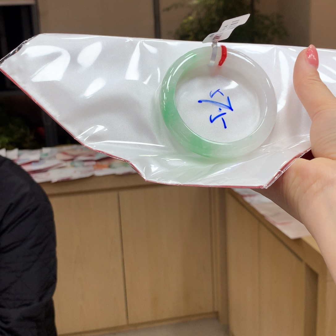 翡翠手镯未镶嵌不退不换