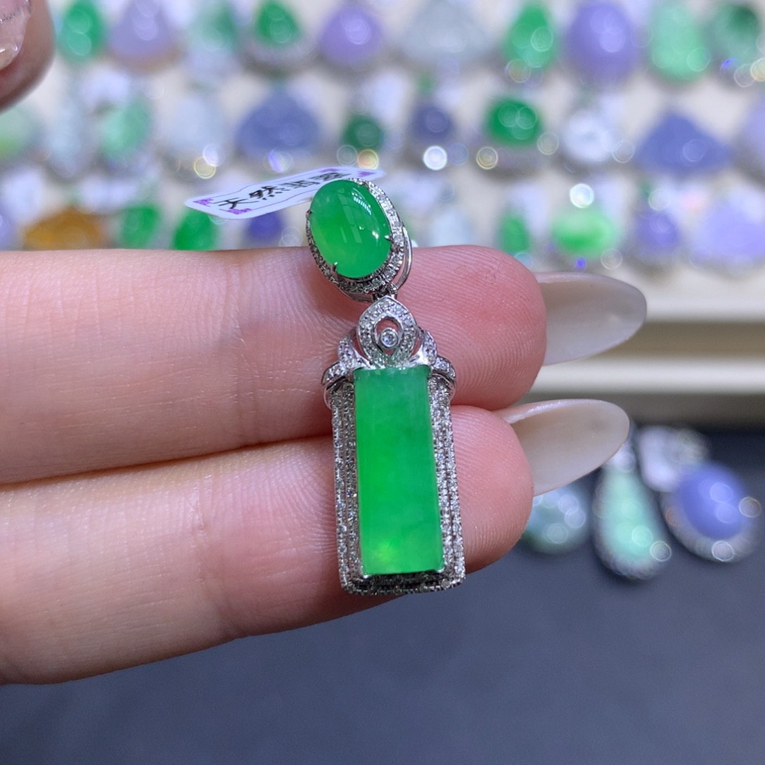 翡翠18K金镶嵌颈饰翡翠