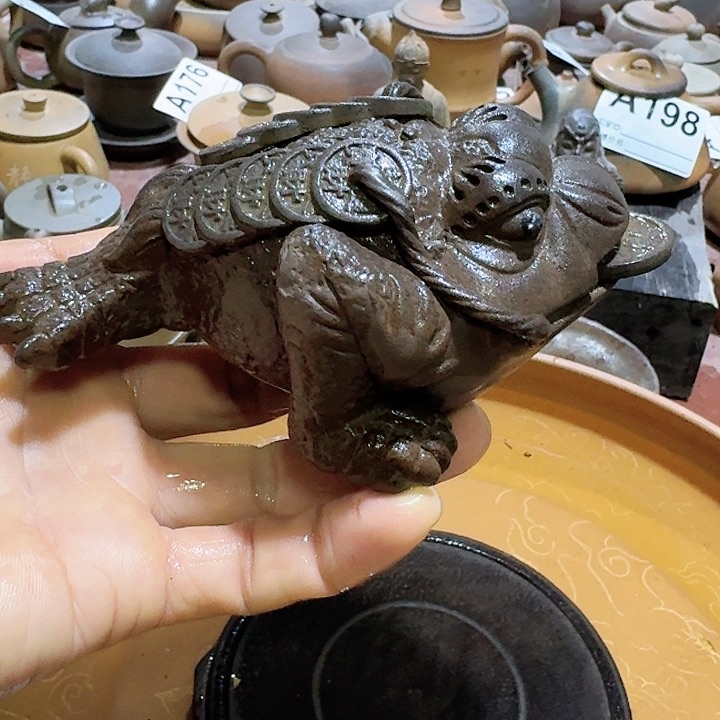 紫砂茶壶在*坭兴陶柴烧