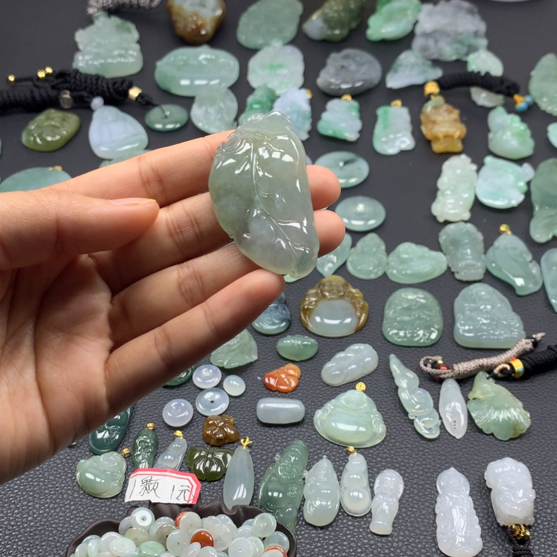 翡翠颈饰未镶嵌叶子