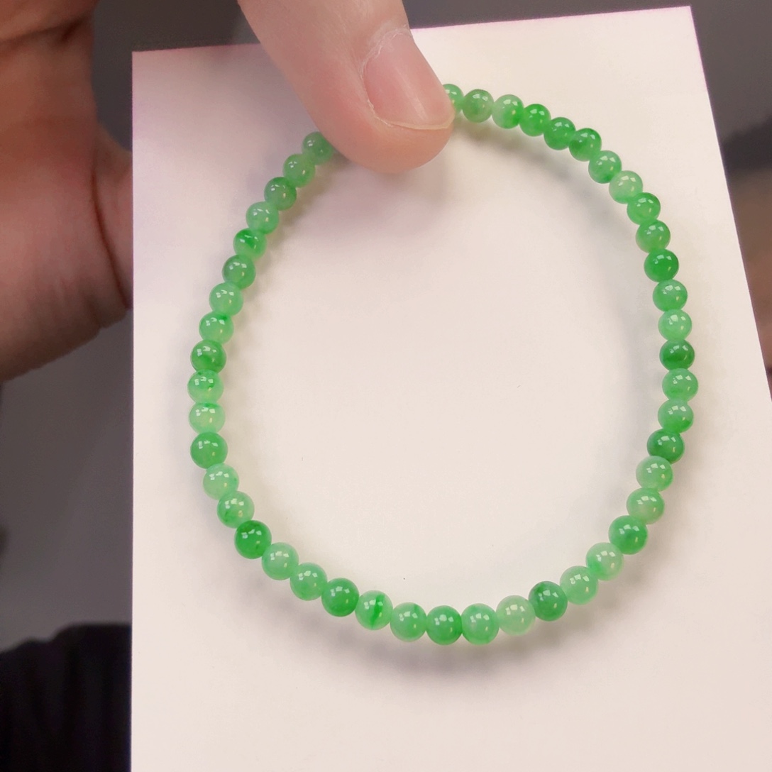 翡翠未镶嵌颈饰一件