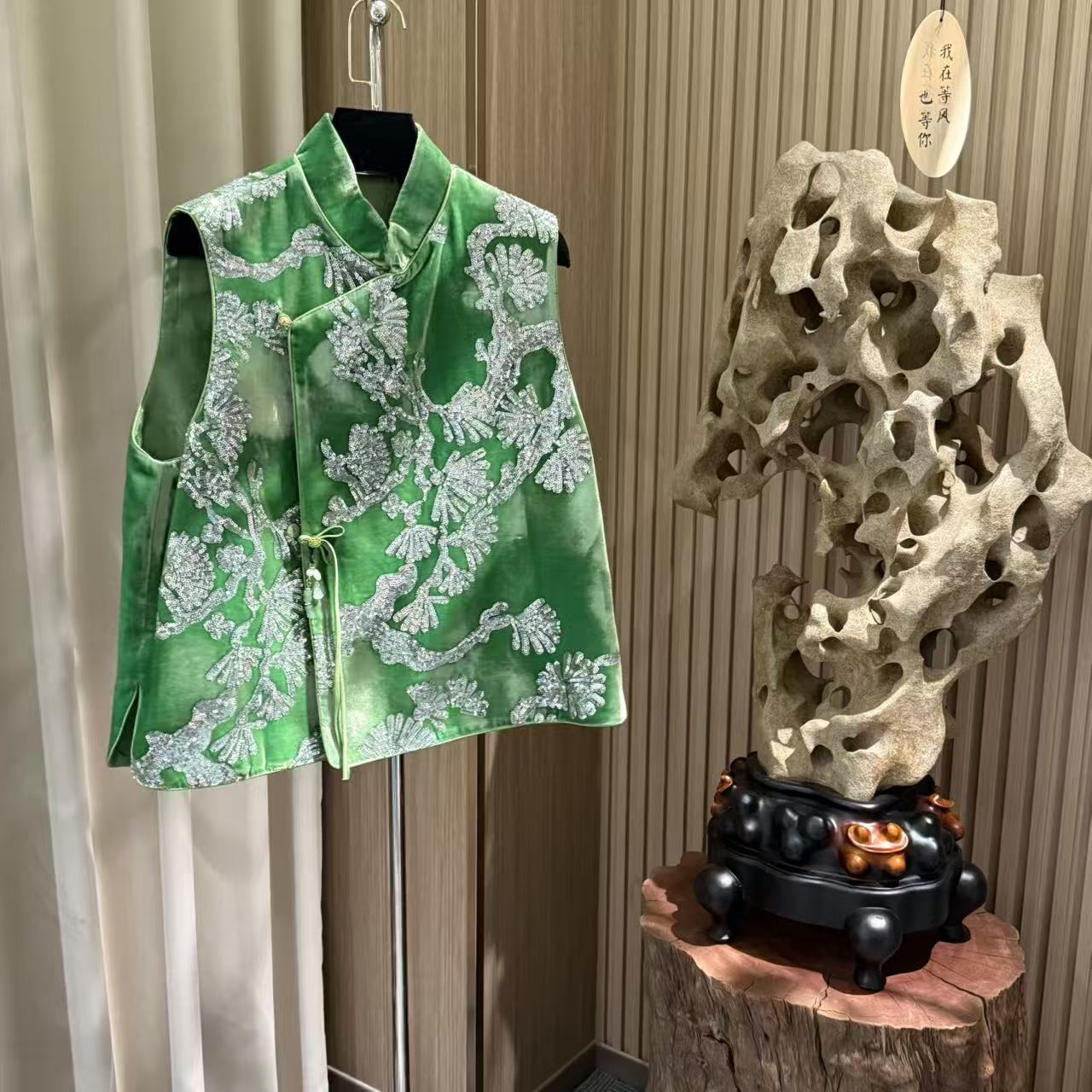 新中式重工绿丝绒钉住绣花马甲