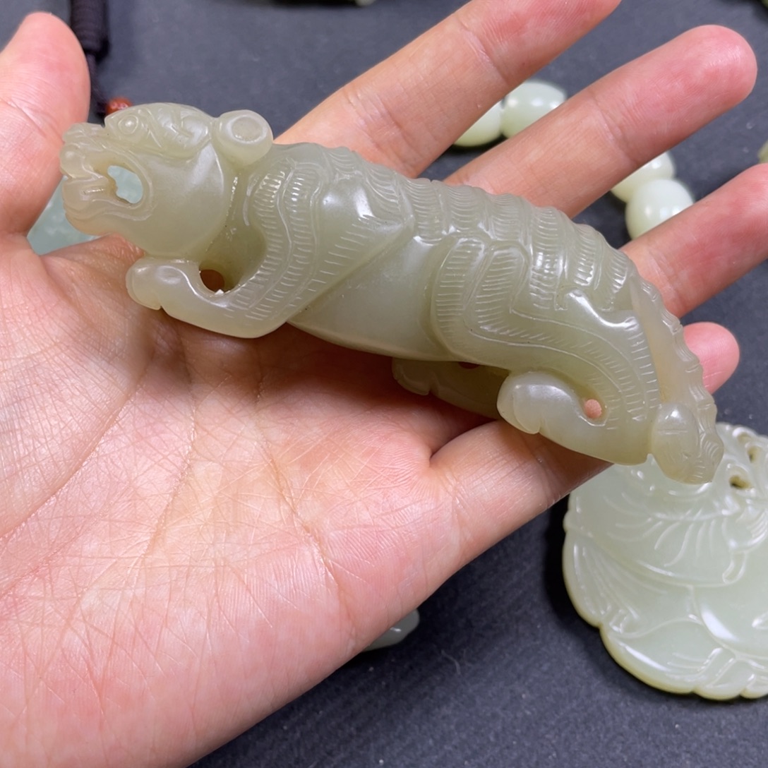 越***好和田玉未镶嵌颈饰