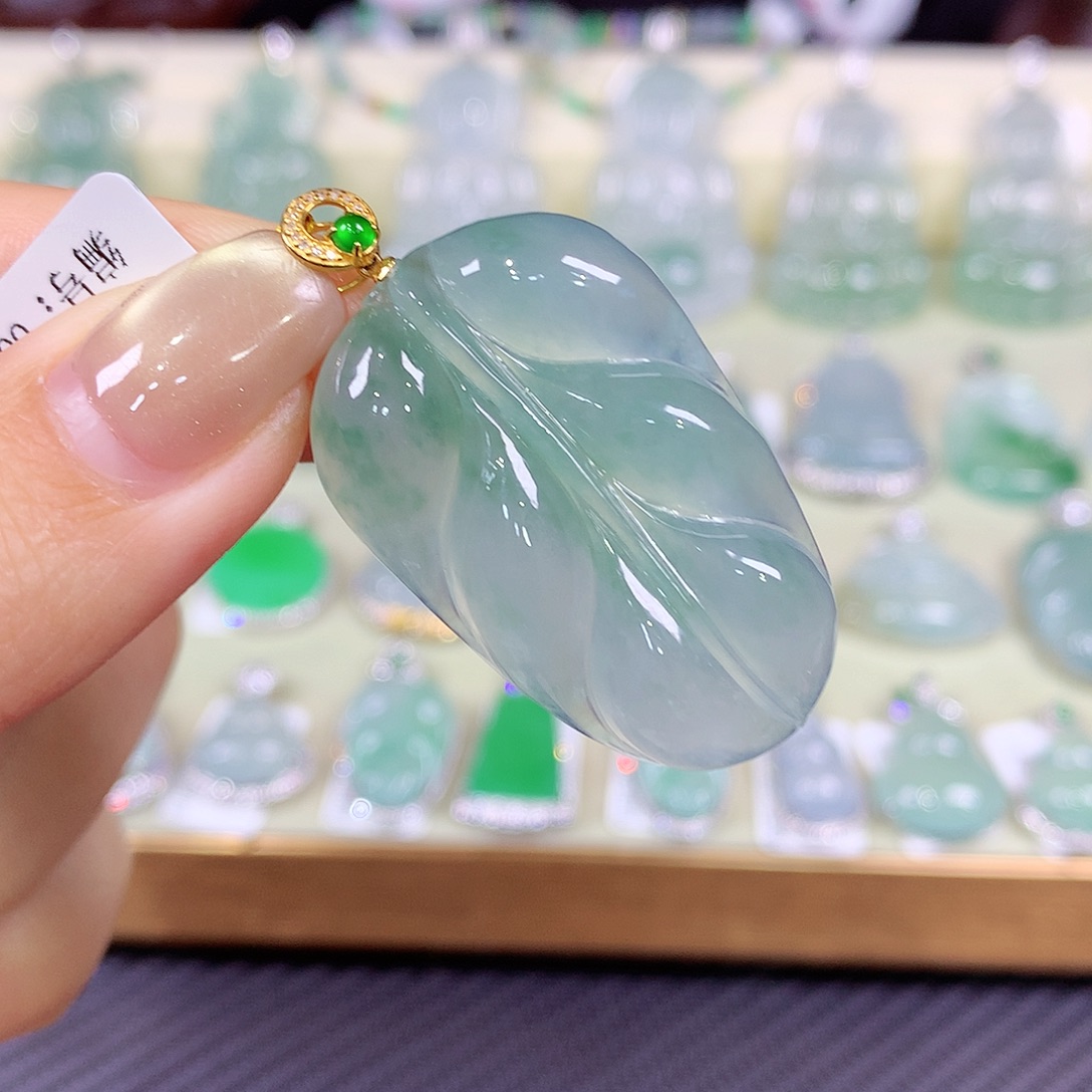 翡翠18K金镶嵌颈饰飘色叶子