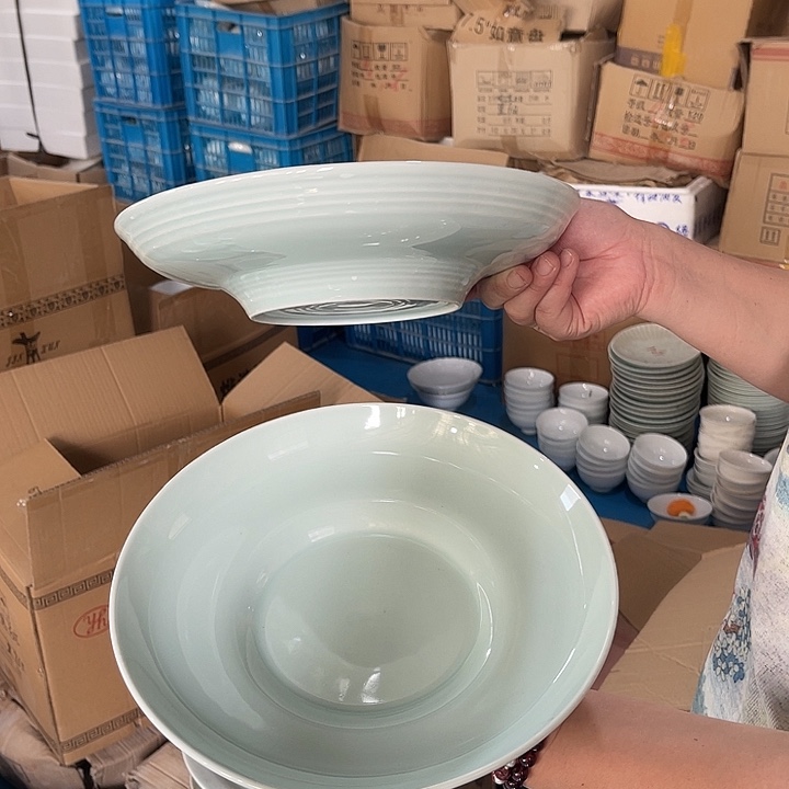 瓷片青瓷十英寸外螺纹深盘两个，微瑕包邮