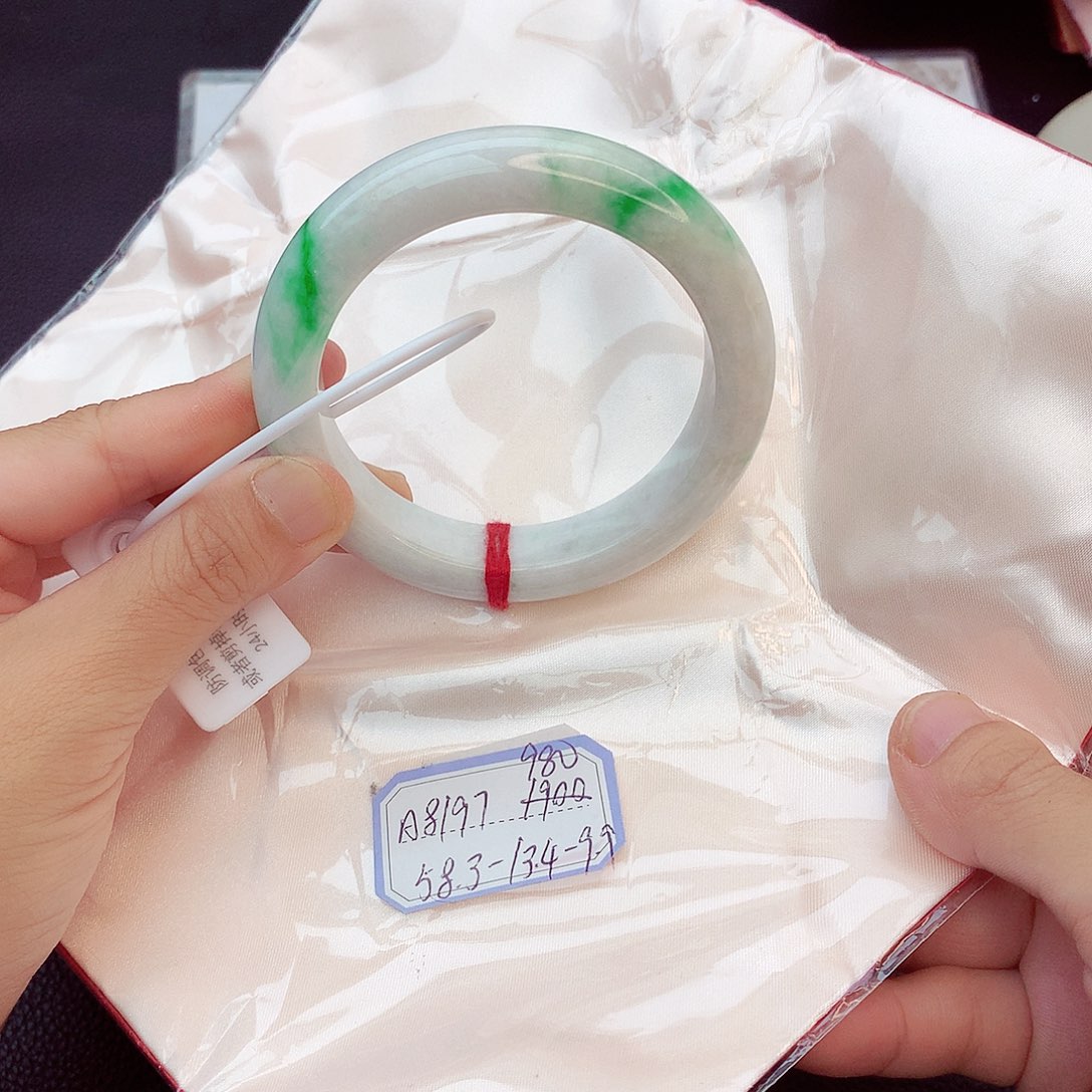 翡翠手镯未镶嵌翡翠