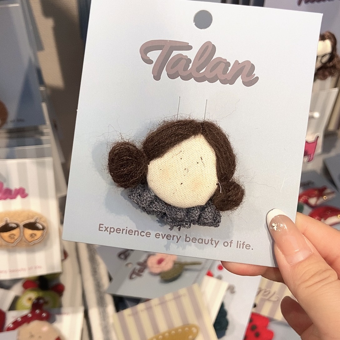 皮质非金属小女孩胸针