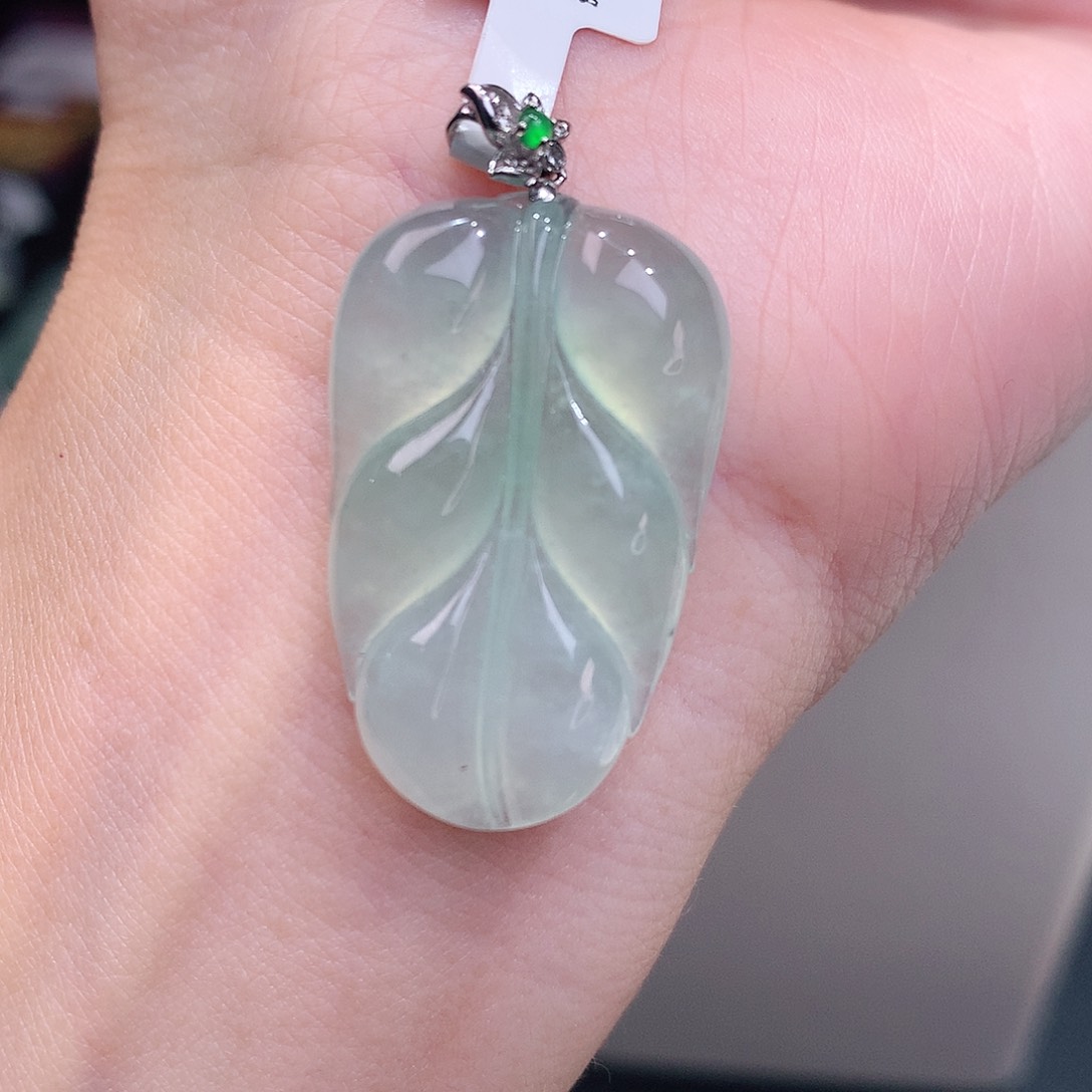 颈饰18K金镶嵌翡翠正冰甜绿叶子