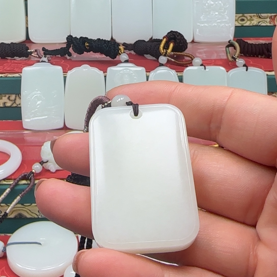 和田玉未镶嵌挂件中**天