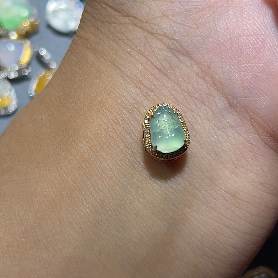 翡翠18K金镶嵌颈饰