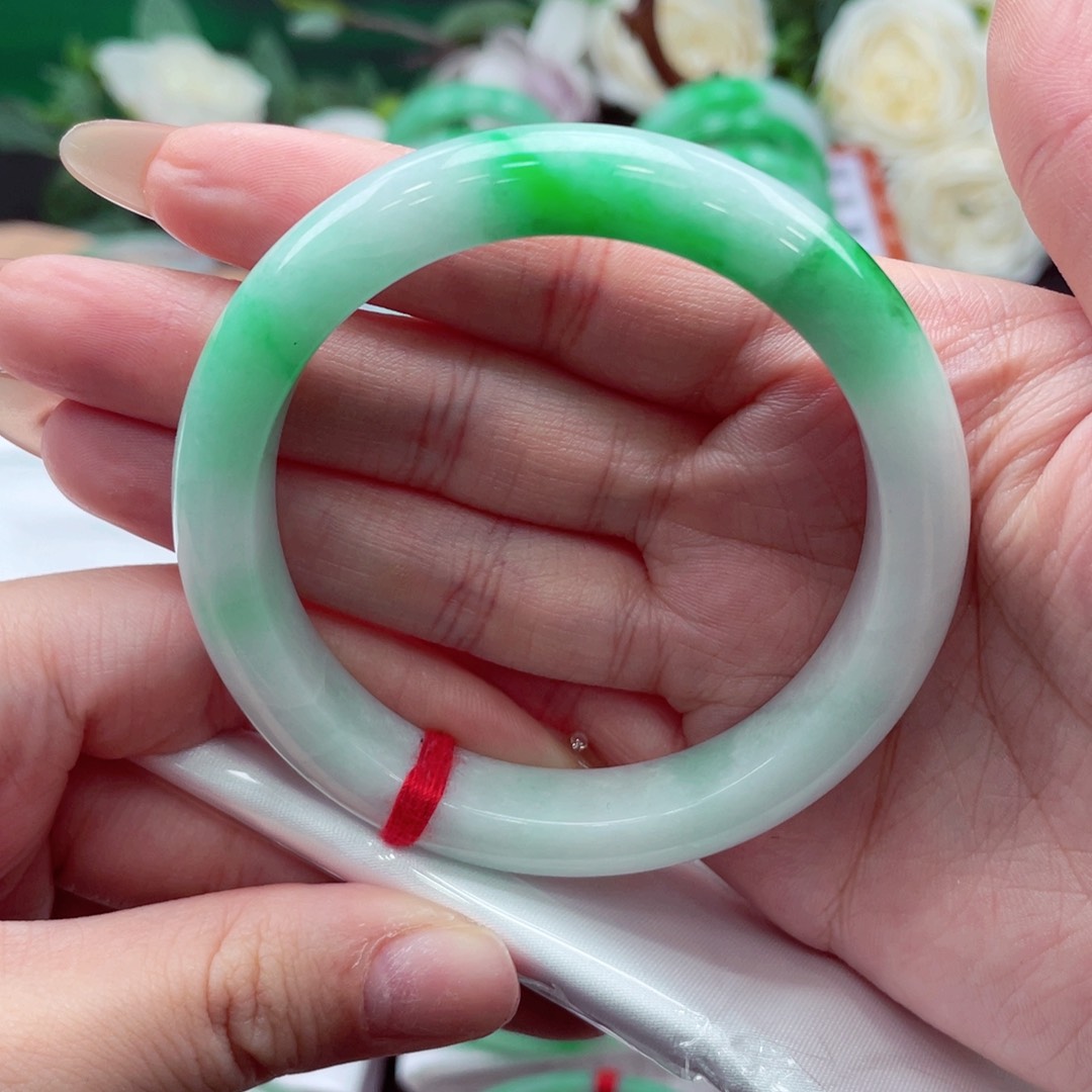 翡翠手镯未镶嵌翡翠