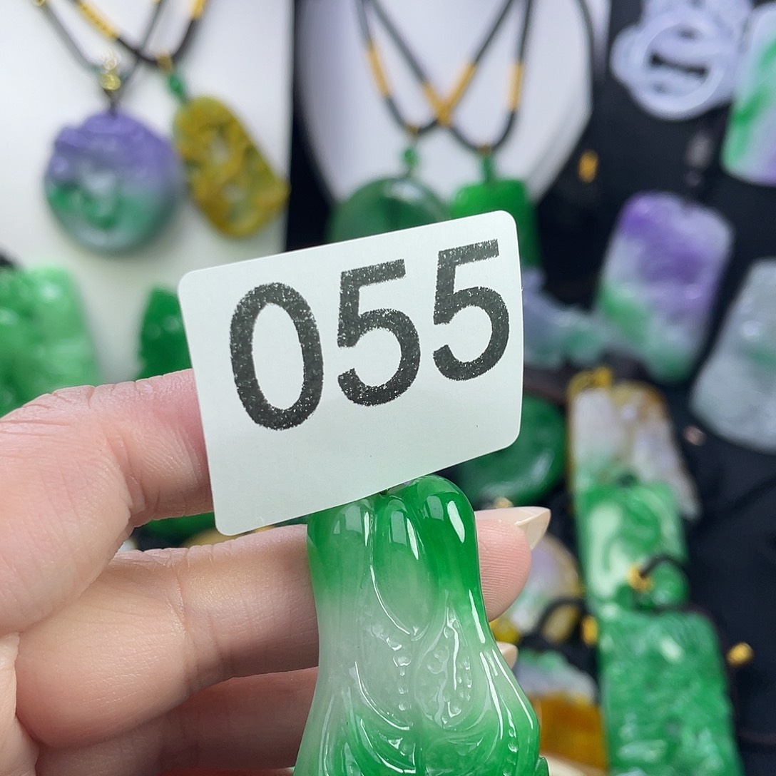 翡翠未镶嵌吊坠(赠链)