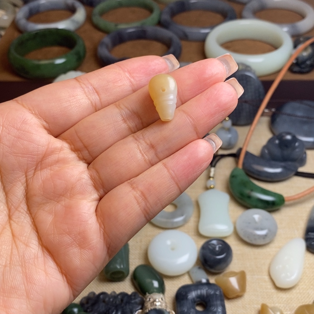 河***场颈饰未镶嵌和田玉