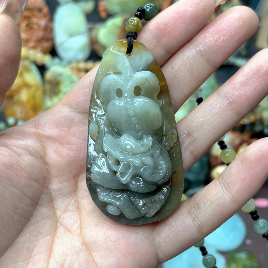 蛇纹石玉颈饰未镶嵌