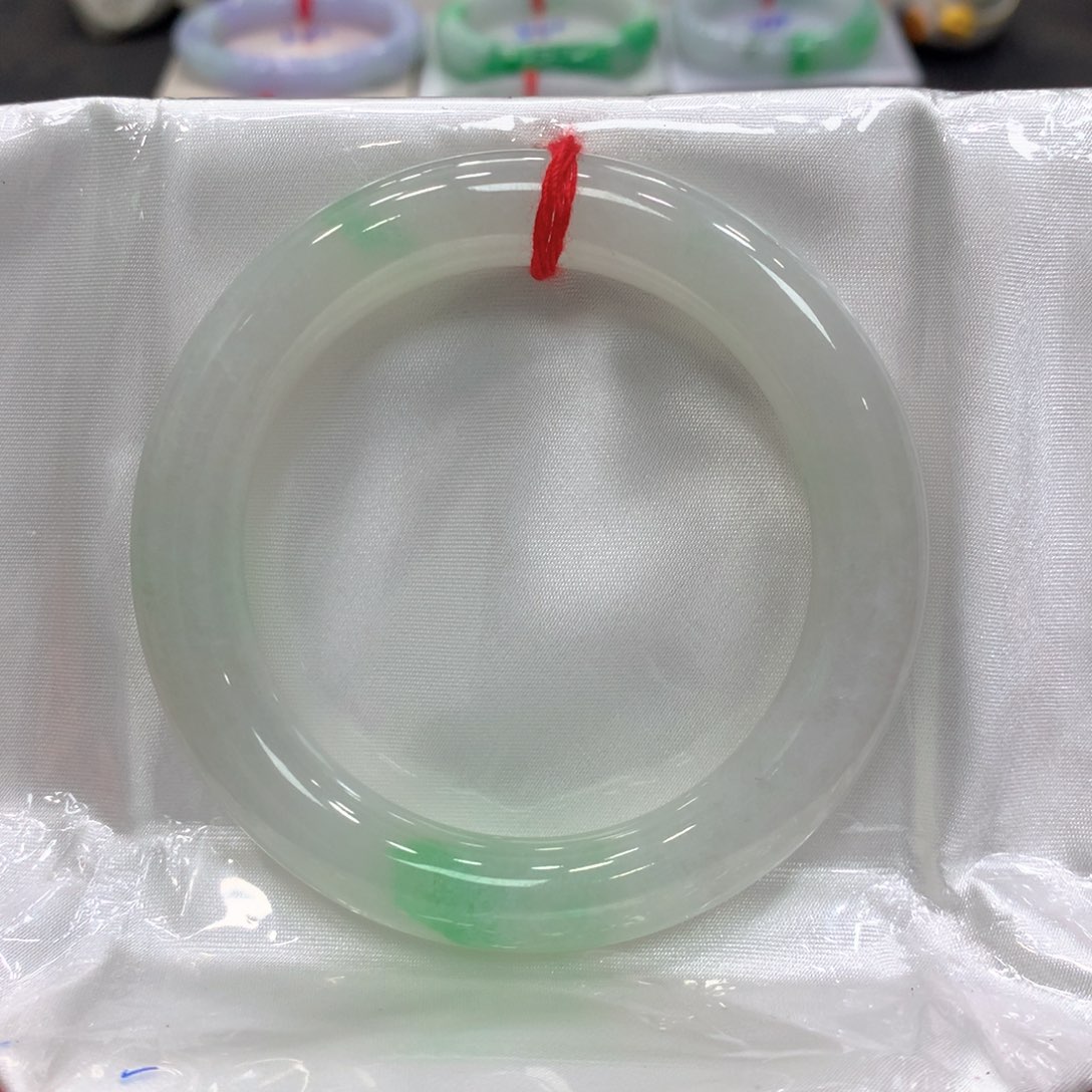 翡翠手镯未镶嵌翡翠