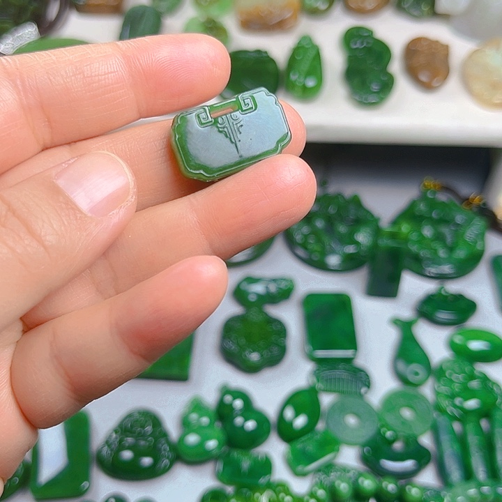 颈饰未镶嵌和田玉