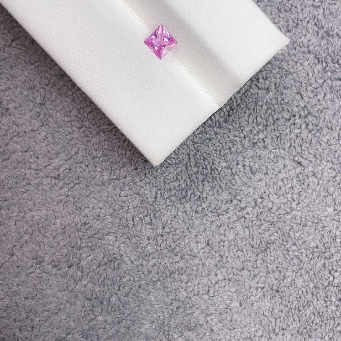 蓝宝石裸石未镶嵌0.425Ct。  