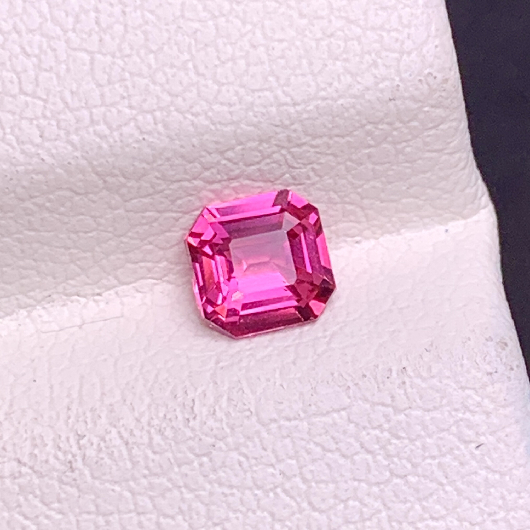 天然马亨盖尖晶石0.49ct 精切火彩璀璨晶体干净火彩犀利