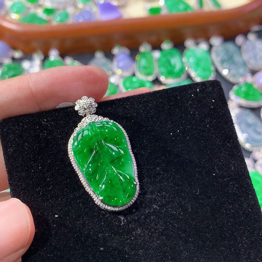 翡翠18K金镶嵌颈饰