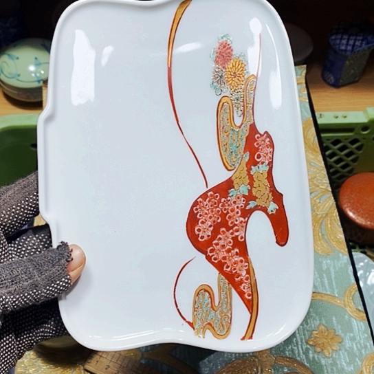 瓷片鑫年快乐。万事如意