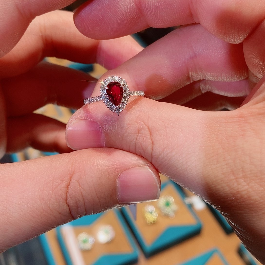 红宝石戒指18K金镶嵌吉尔德无烧鸽血红1.00克拉