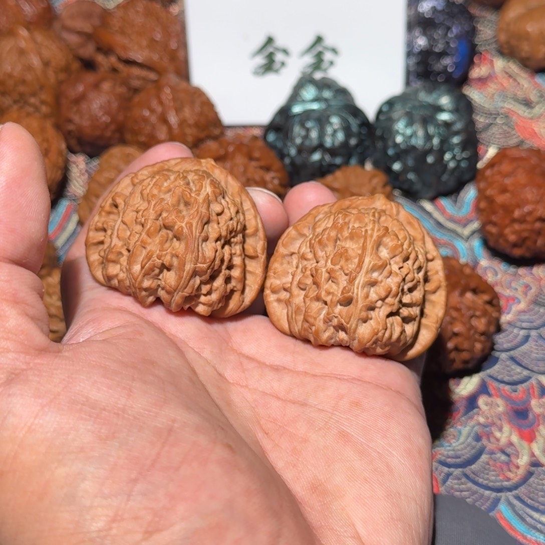 把件文玩核桃2223三角看白，尺寸45 44 38