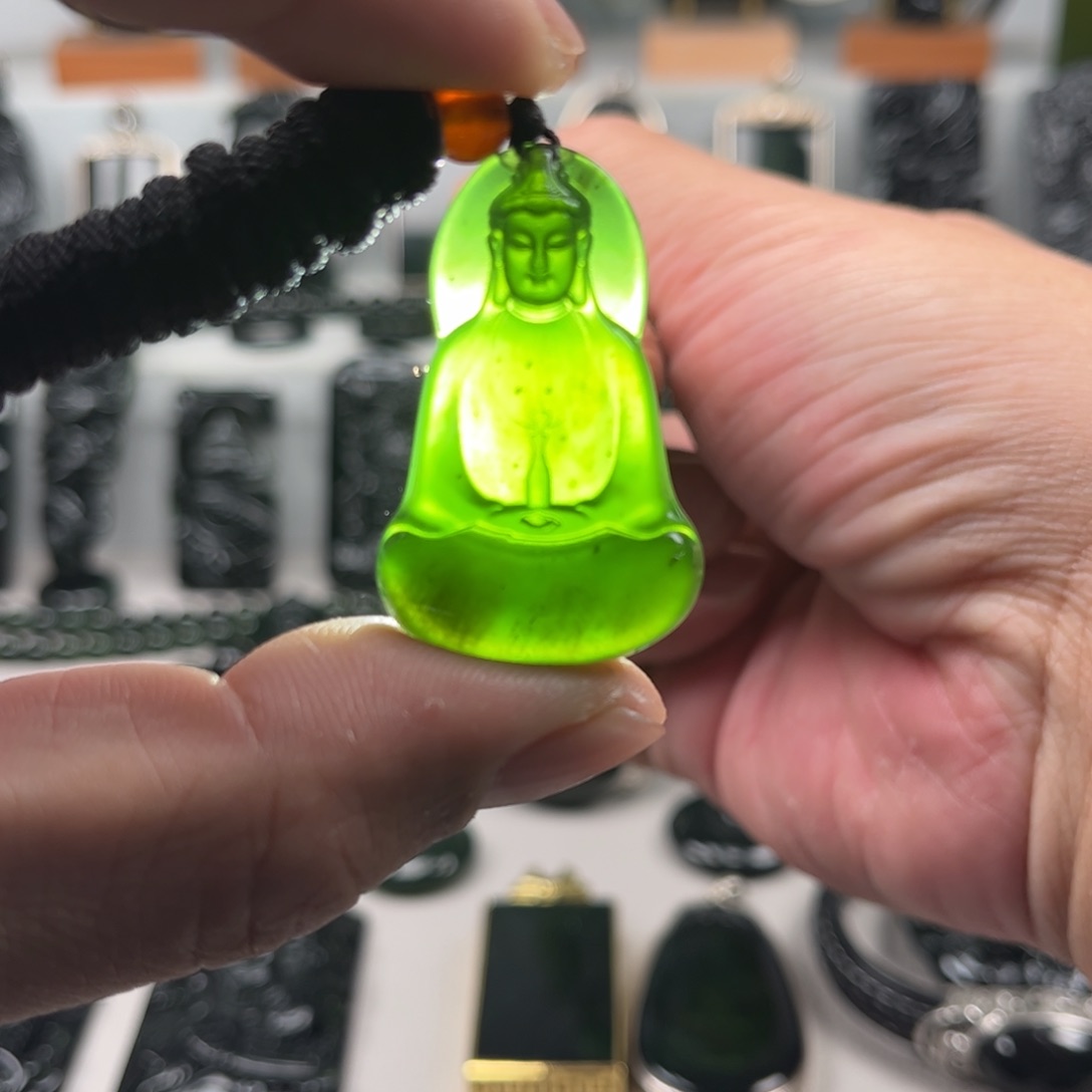 蛇纹石玉颈饰合金