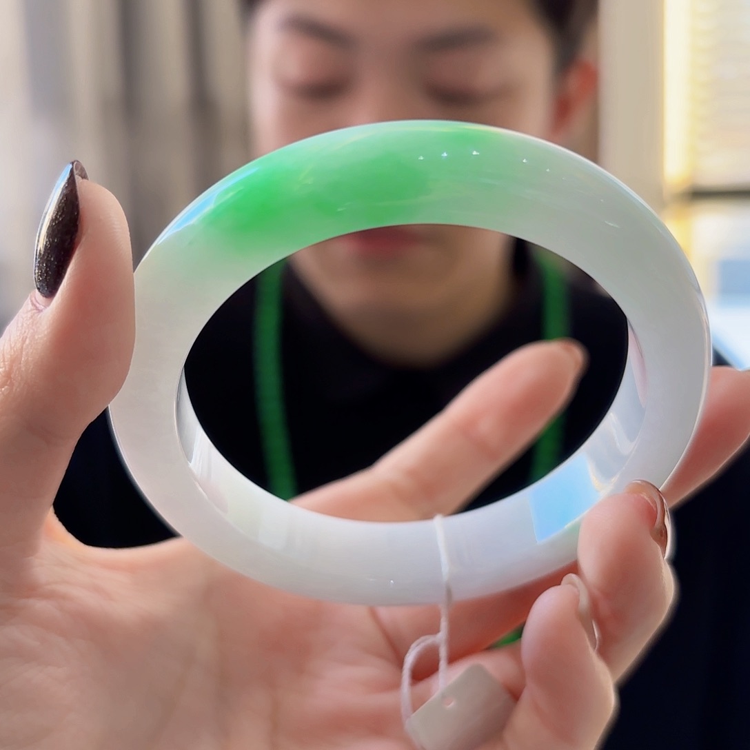 翡翠手镯未镶嵌白底青