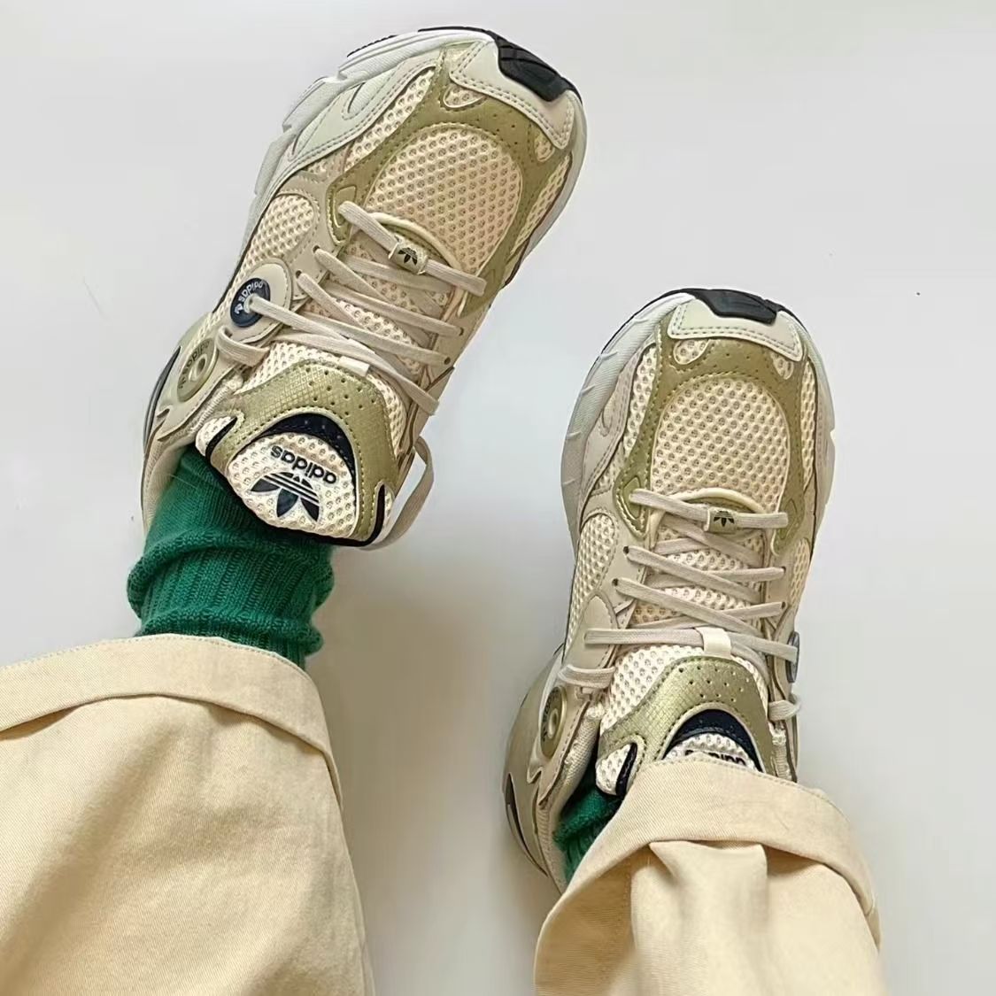 adidas/阿迪达斯女 oiginas Astir防滑耐磨低帮生活休闲鞋GZ3571