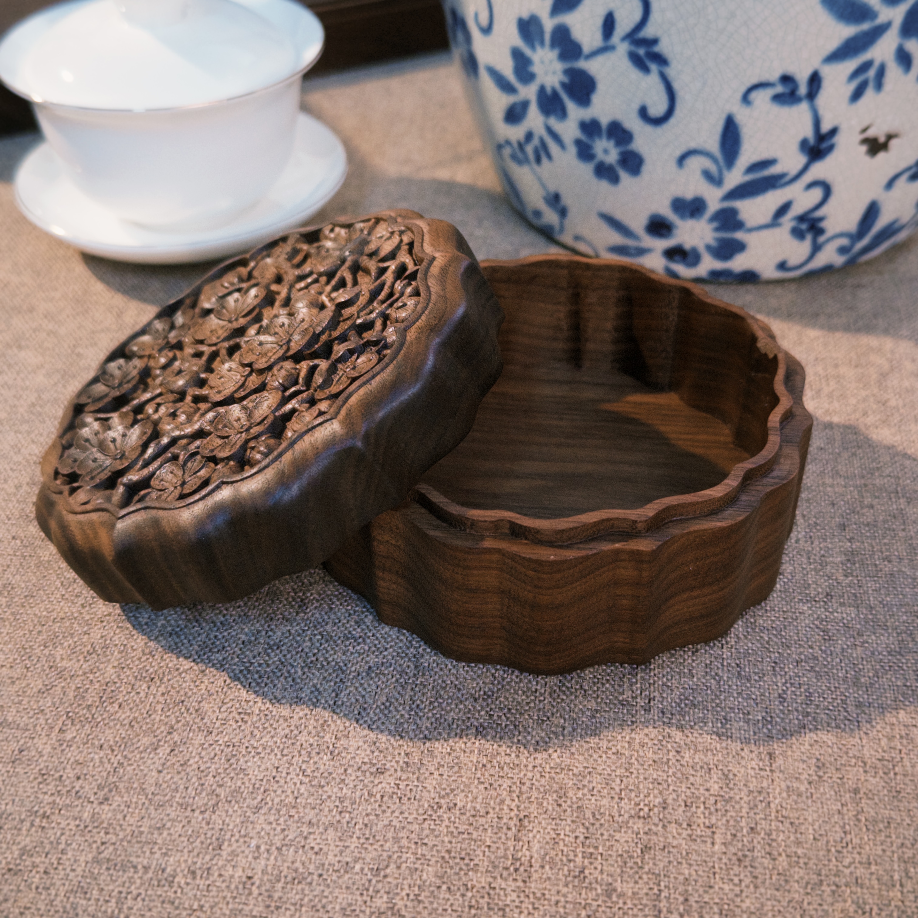 北美黑胡桃实木桌面带盖防尘收纳盒雕刻梅花花纹文玩手串收纳盒