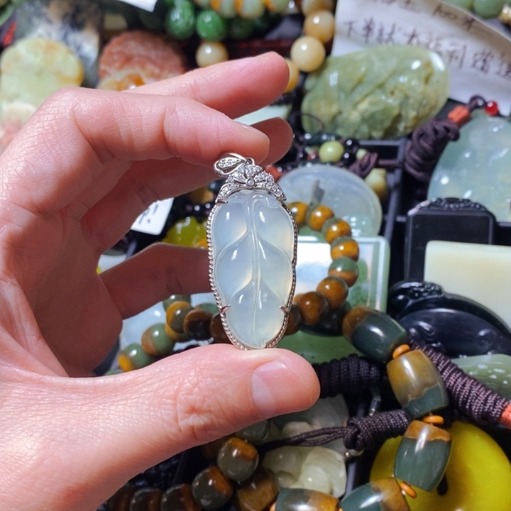 蛇纹石玉颈饰未镶嵌