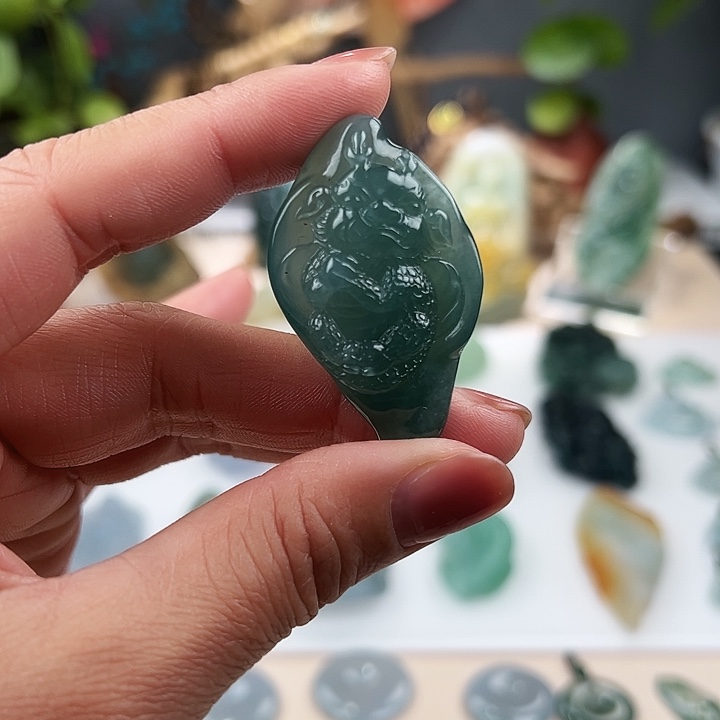 翡翠未镶嵌颈饰宝宝龙