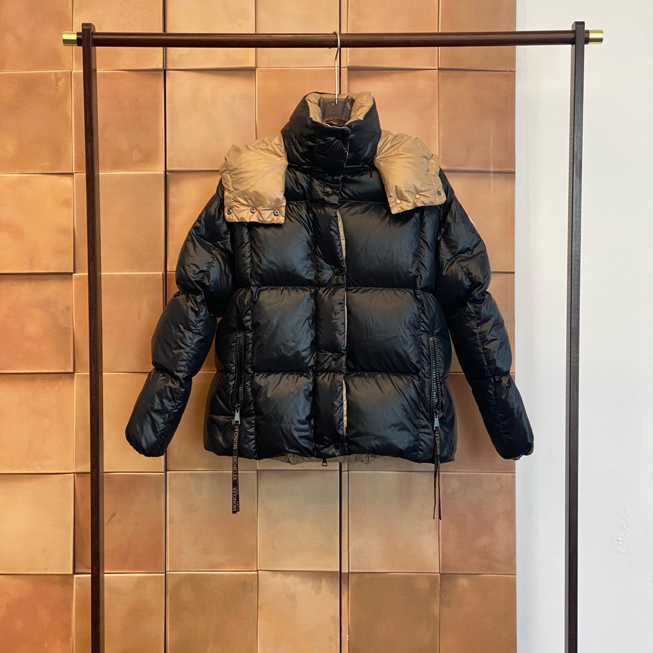 Moncler 23年大爆款黑金Parana飘带logo羽绒服/2码/99新/30075