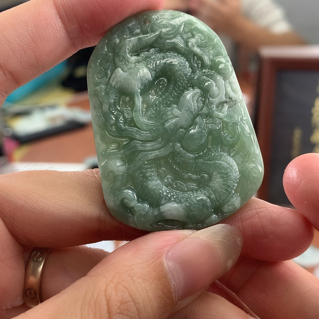 翡翠未镶嵌颈饰有裂