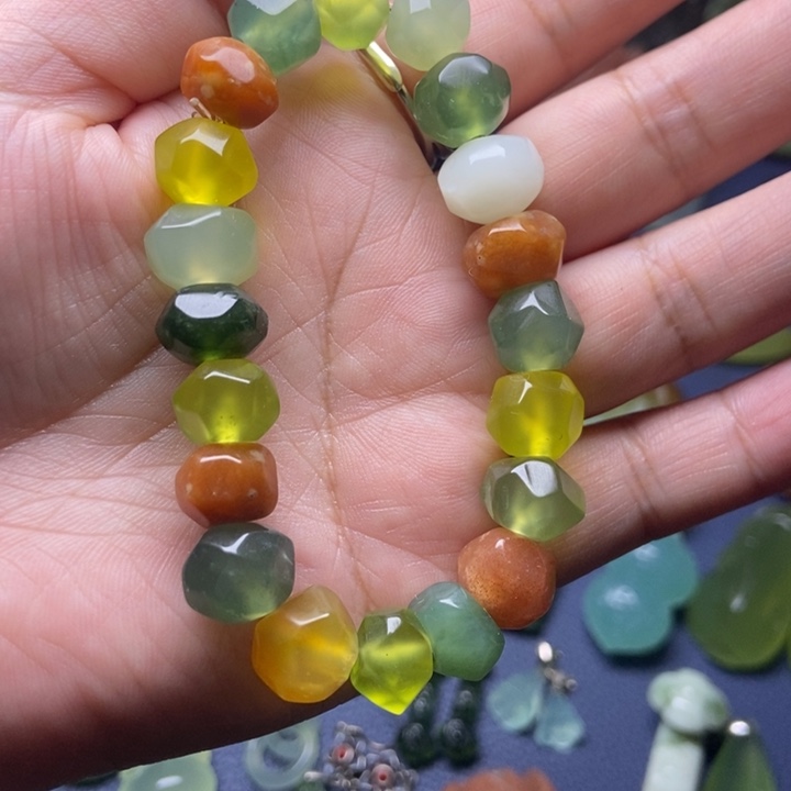 蛇纹石玉手串未镶嵌浩***?